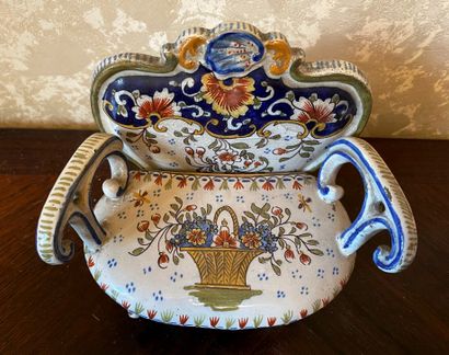 *Boîte en faïence polychrome en forme de...