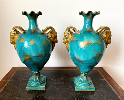 Paire de vases balustres sur piédouche en...