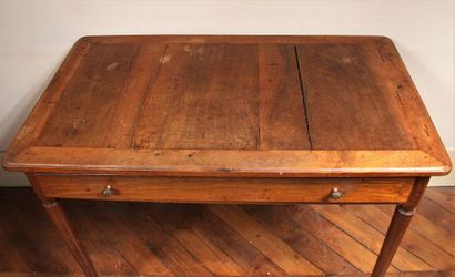 Table bureau en noyer à un tiroir en ceinture,...