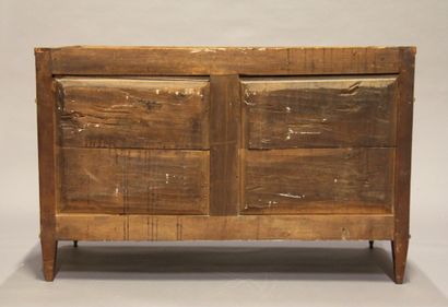 Commode en placage d'acajou à cinq tiroirs...