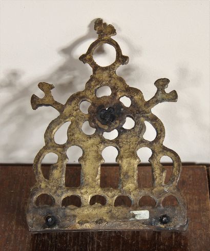 Deux hanoukia et une lampe à huile en bronze

H...
