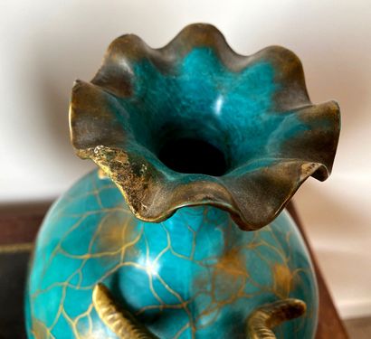 Paire de vases balustres sur piédouche en...