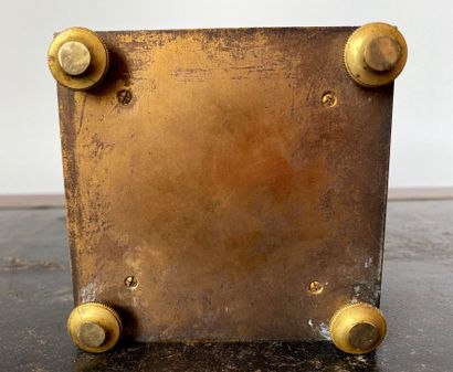 Pendulette tournante en forme de vase antique...