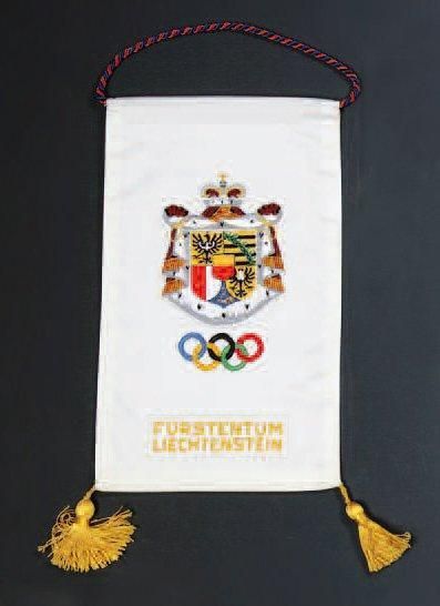 Fanion en satin brodé de l'équipe du Liechtenstein...