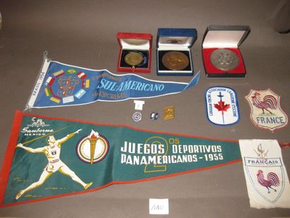 Important lot de souvenirs: - Environ 60...