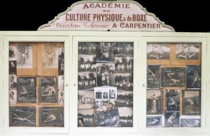 Exceptionnelle vitrine en bois peint vertamande...