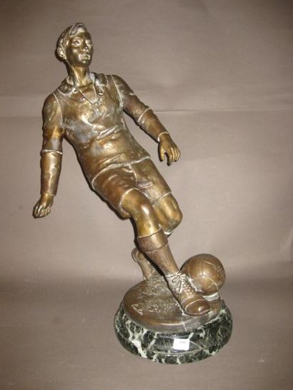 CARLIER
Le footballeur avant le shoot Sculpture....