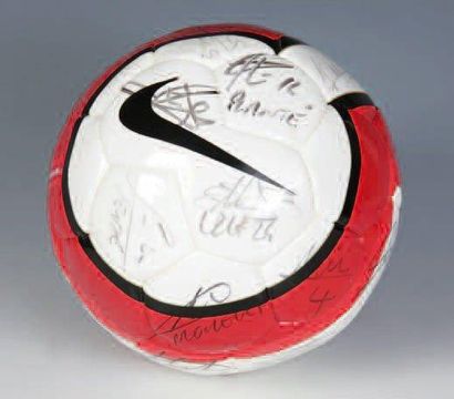 Ballon de marque Nike (T90 Premier Team)...