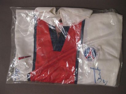 Maillot du Paris-Saint-Germain avec signatures...