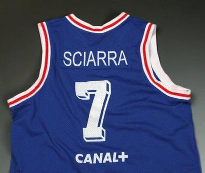 Maillot officiel du PSG porté par Laurent...