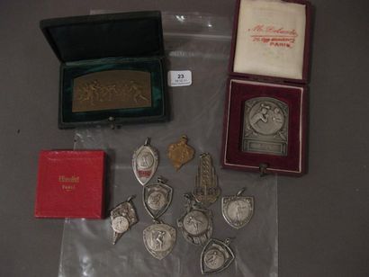 Petit lot de médailles et de breloques sportives:...