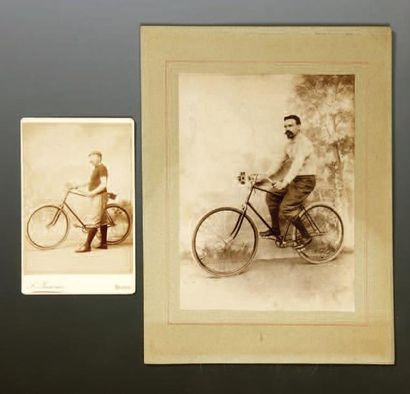 4 Photographies de Champions sur leurs bicyclettes,...