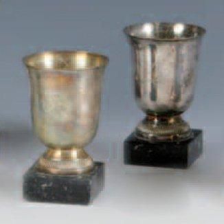 2 Petites coupes en métal argenté sur socleen...