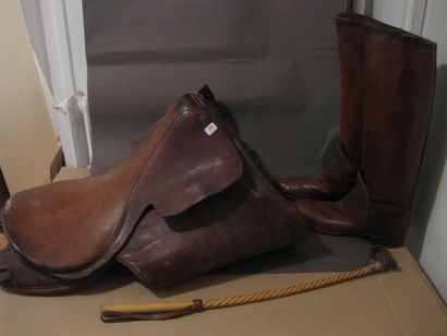 Une selle en cuir,une paire de bottes en...
