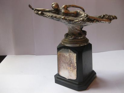 Trophée art déco en métal argenté sur socle...