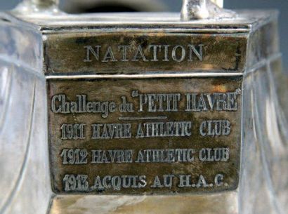 Superbe trophée de natation en métal argenté...