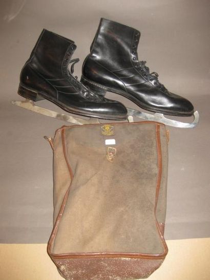 Paire de patins avec chaussure en cuir. Marque...