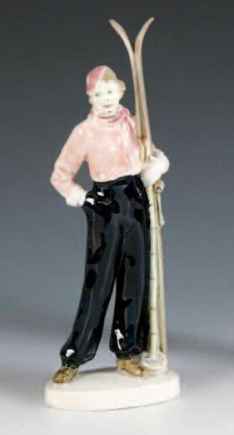 La skieuse au gilet rose Sujet en porcelaine...
