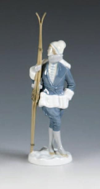 La skieuse Sujet en porcelaine polychrome...