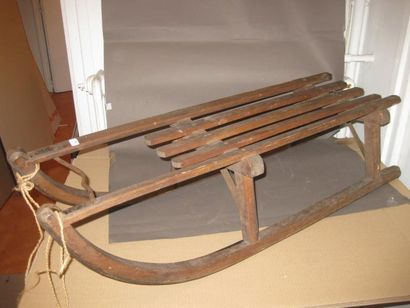 Luge en bois, armée de fer de marque DAVOS...