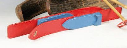 Jouets.Paire de skis rouge et bleu vers 1940...