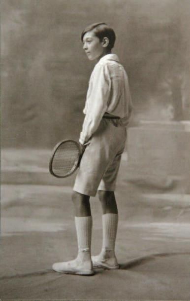 Photographie d'un jeune garçon en tennisman...