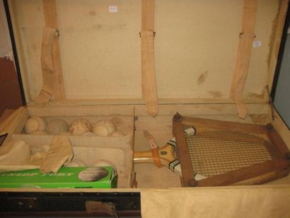 Malle de voyage (carton, cuir, tissu)comprenant...