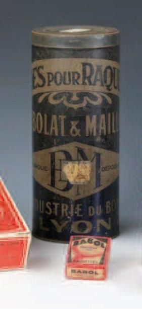 Boîte cylindrique en fer de marque BABOLAT...