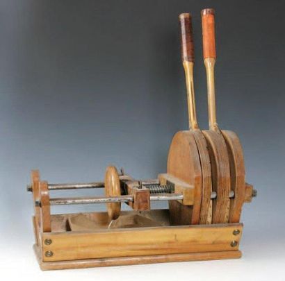 Range et presse-raquettes à vis pour 12 raquettes...