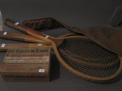 Une boite SLAZENGER 1934 Trois raquettes...
