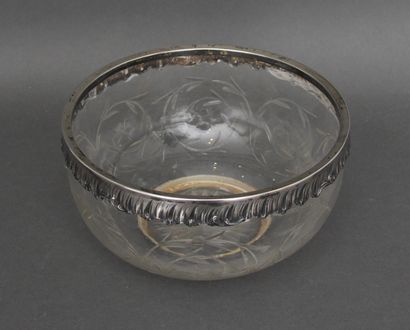 Saladier sur talon en verre tallé de feuillage,...