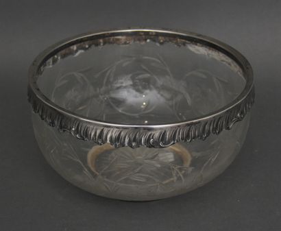 Saladier sur talon en verre tallé de feuillage,...