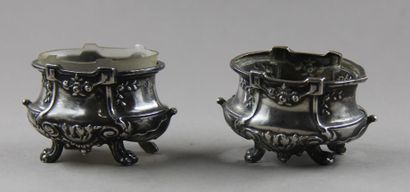 Suite de six salières quadripode en argent...