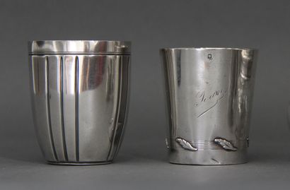 Lot en argent 950°/°°:

- Deux timbales dépareillées...