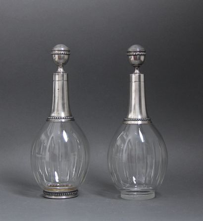 Paire de carafes en verre gravé à monture...