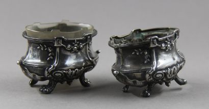 Suite de six salières quadripode en argent...