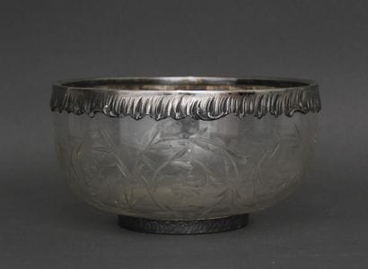 Saladier sur talon en verre tallé de feuillage,...