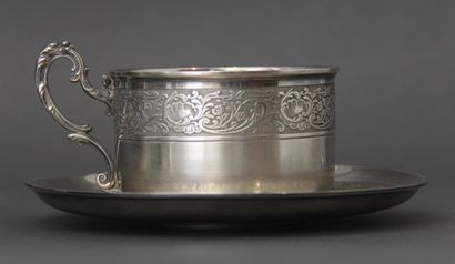 Lot en argent 950°/°°:

- Deux timbales dépareillées...