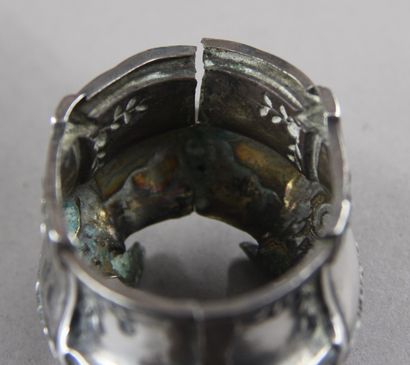 Suite de six salières quadripode en argent...