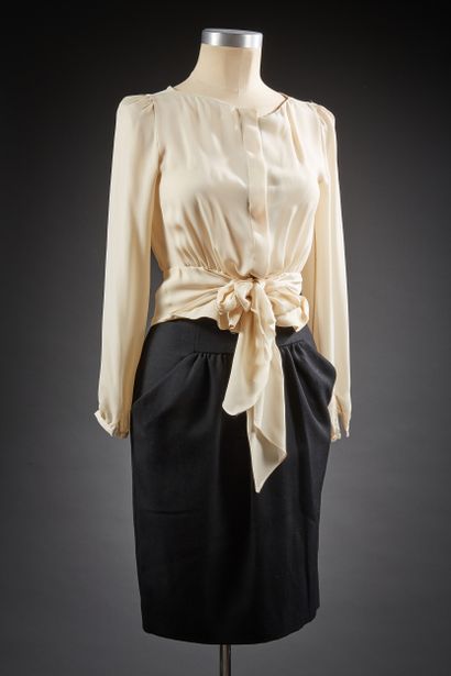 PRADA

Ensemble composé d'une blouse en crêpe...