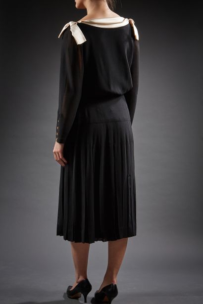 CHANEL Boutique

Robe en crêpe de soie noir,...