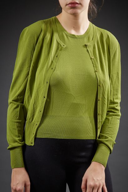 ALAÏA

Twin-set en maille vert gazon, composé...
