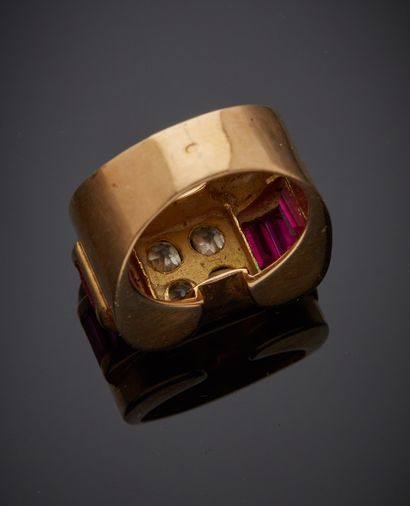 Bague en or jaune 750 millièmes, le centre...