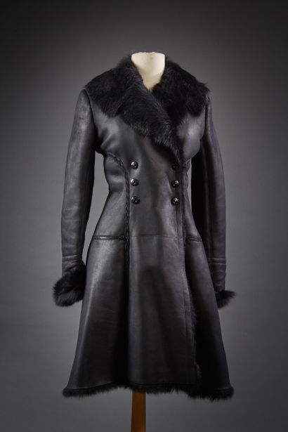 ALAÏA

Manteau en envers cuir noir, coutures...