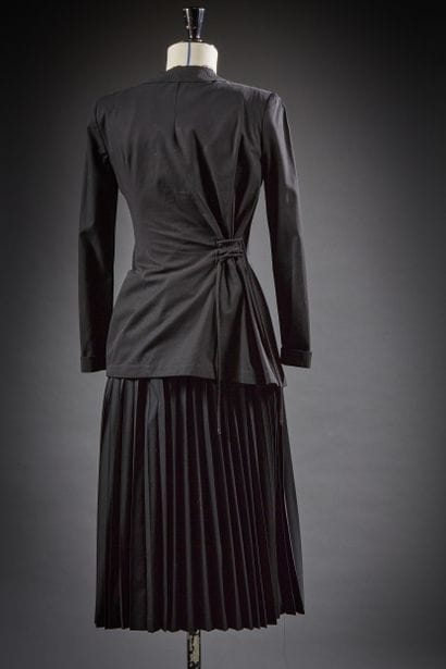Yohji YAMAMOTO

Ensemble en crêpe noir composé...
