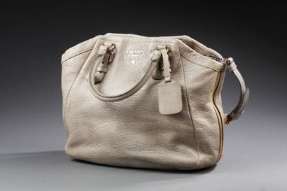 PRADA

Sac 29cm en cuir enduit métallisé...