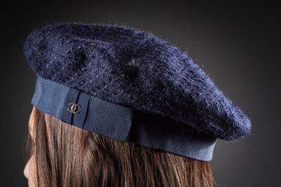 CHANEL

Béret en tweed marine, tour de tête...