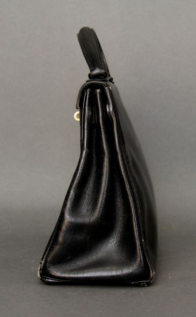 HERMES Paris

Sac Kelly en box noir, attaches

et...
