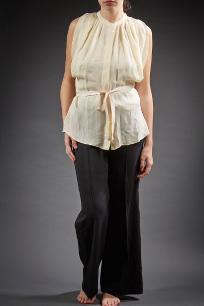 PRADA

Ensemble composé d'une blouse sans...