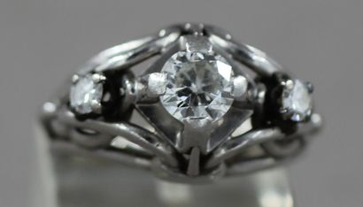 Bague en platine 850 millièmes, le centre...